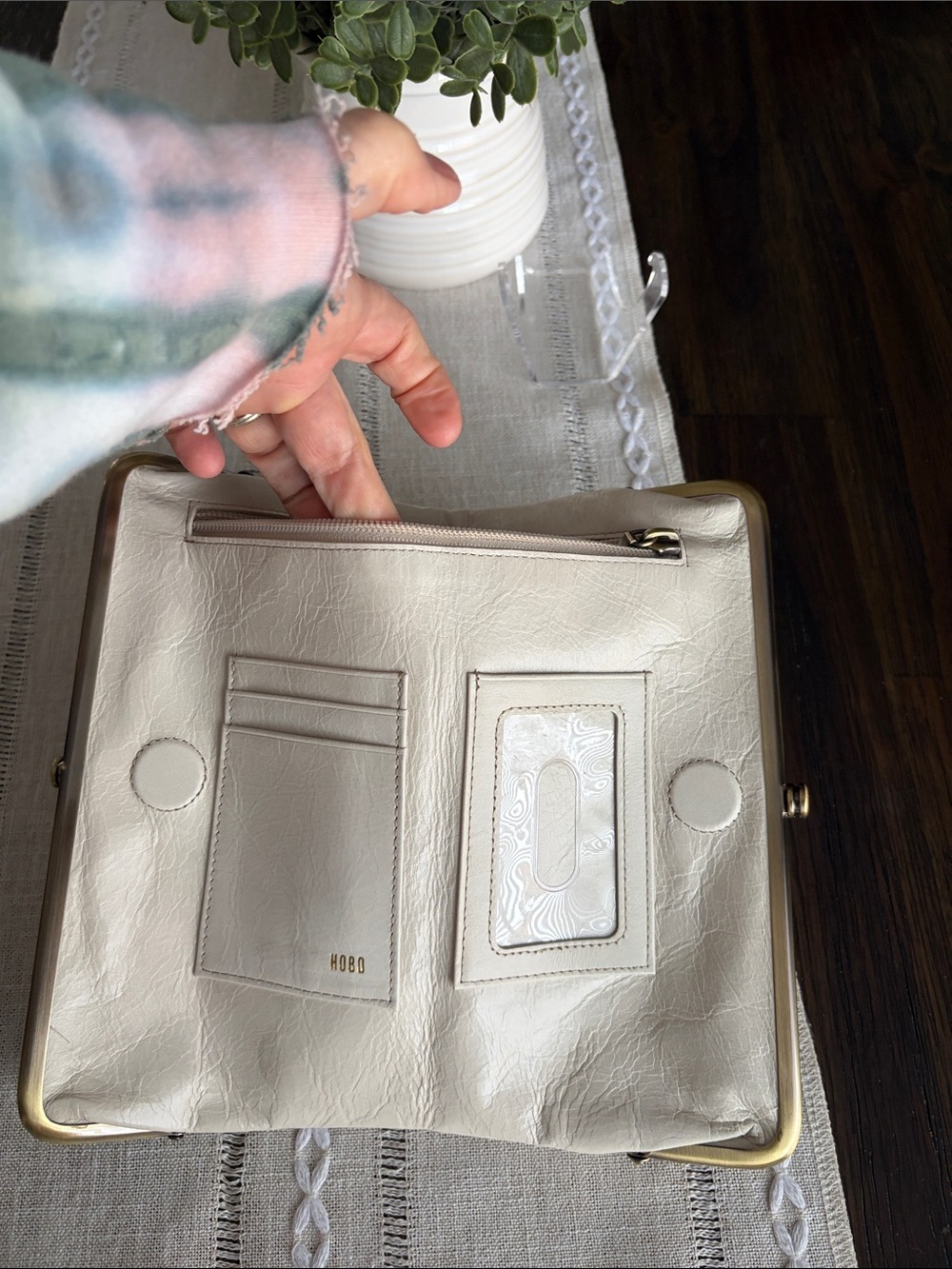 HOBO Lauren Clutch Wallet Cream Embossed Leather - Picture 9 of 16